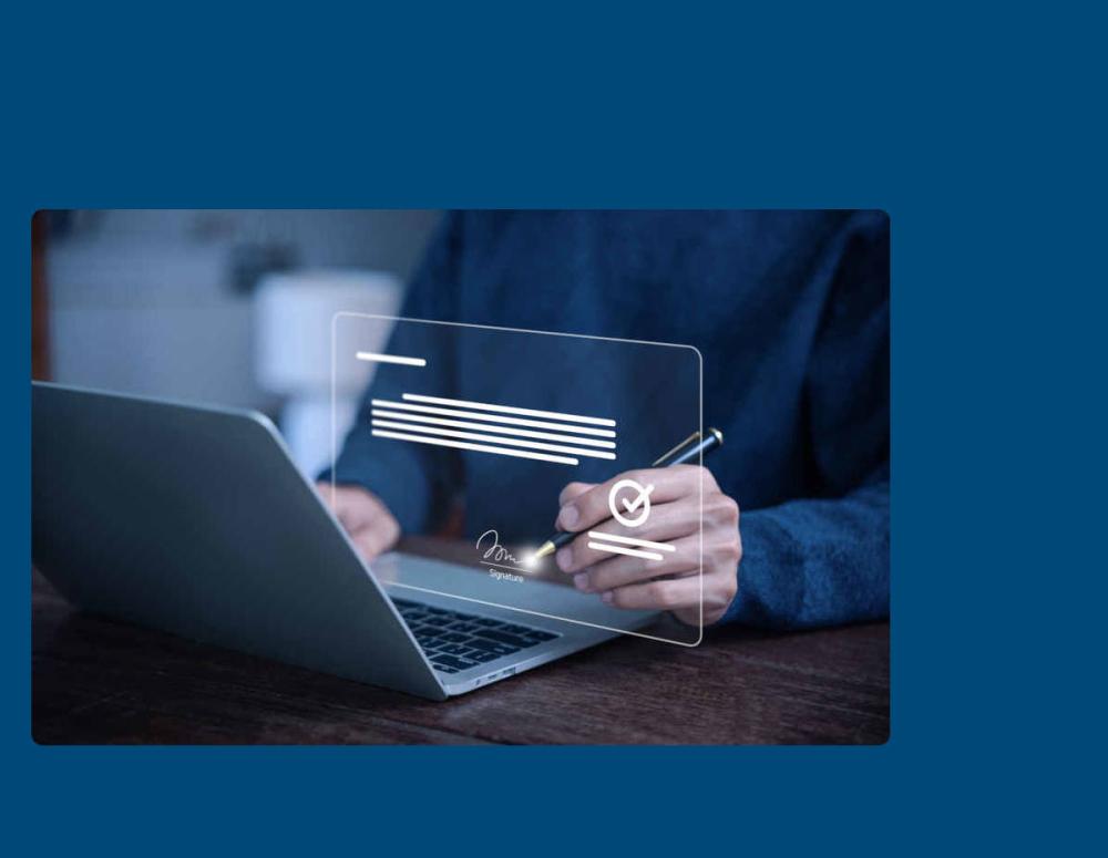 Eine Person unterschreibt mit einem digitalen HUD ein Dokument.